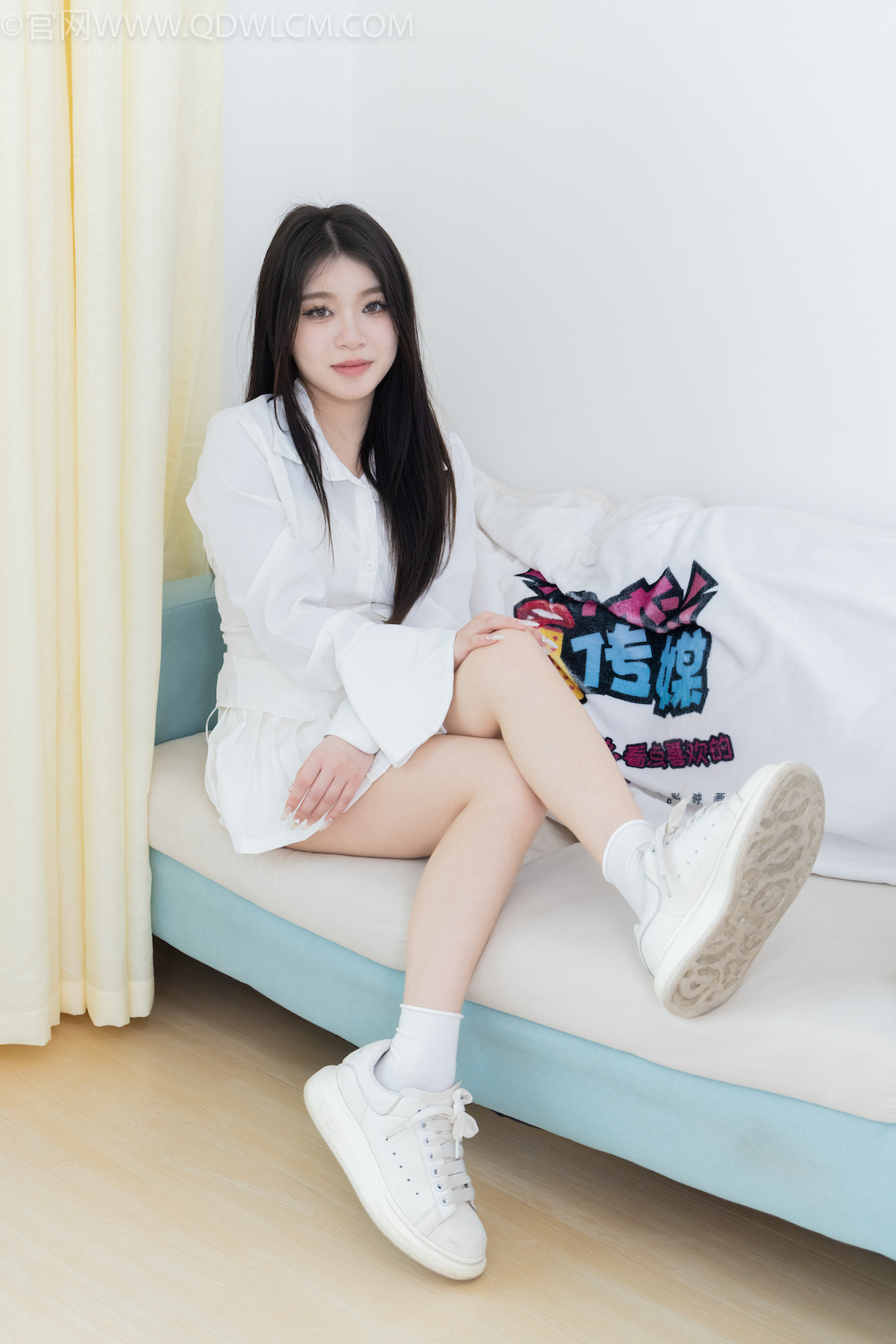 资讯|物恋传媒 &#8211; NO.2014期 《闪闪》 板鞋，白棉袜，裸足，视频为白棉袜裸足踩奶油蛋糕剧情