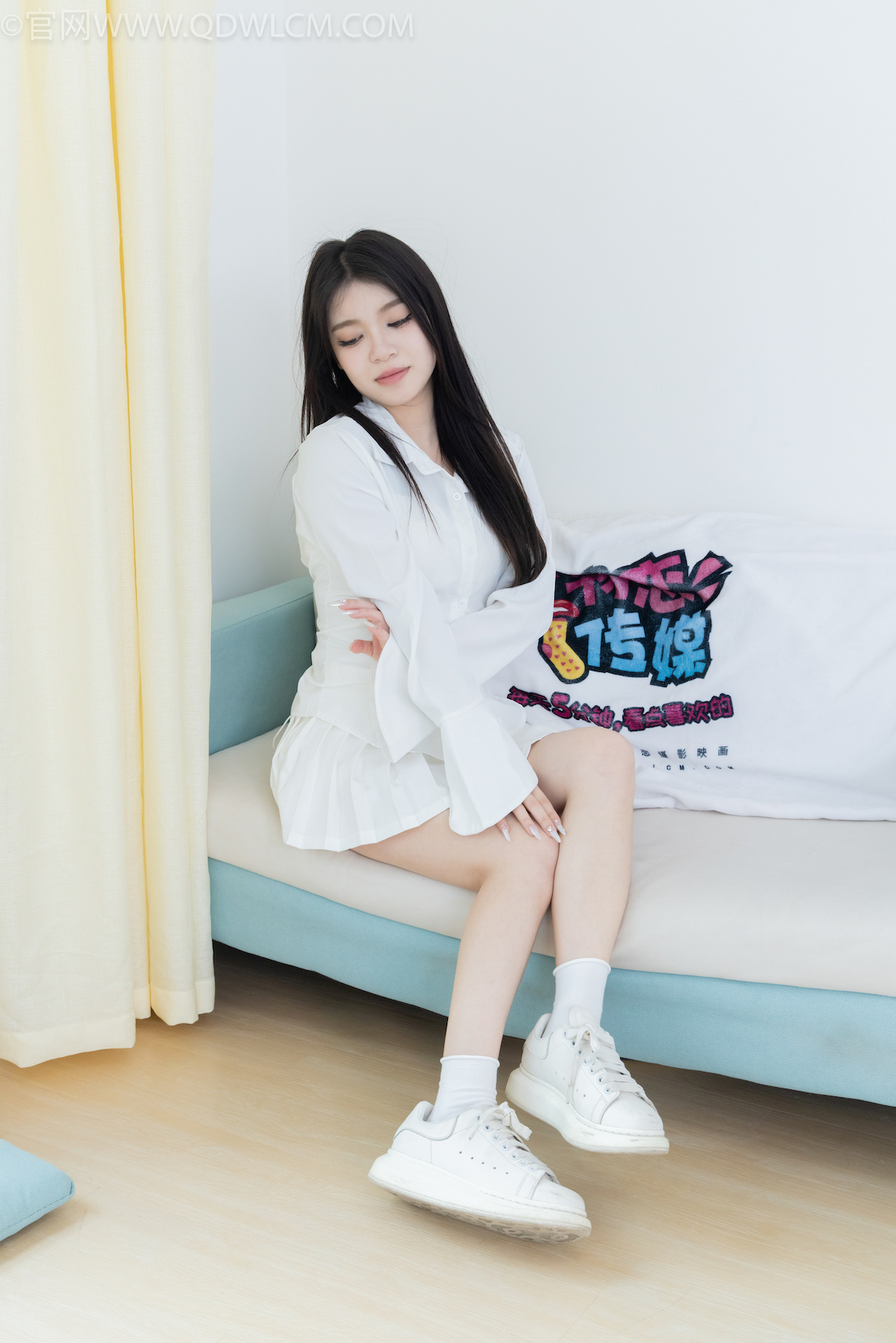 资讯|物恋传媒 &#8211; NO.2014期 《闪闪》 板鞋，白棉袜，裸足，视频为白棉袜裸足踩奶油蛋糕剧情