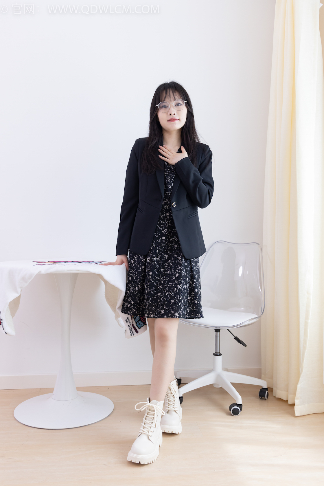 资讯|物恋传媒 &#8211; NO.2065期 《小酒》 短靴，肉丝[脚尖加固款]，老头乐挠脚剧情，物恋传媒，物恋摄影映画