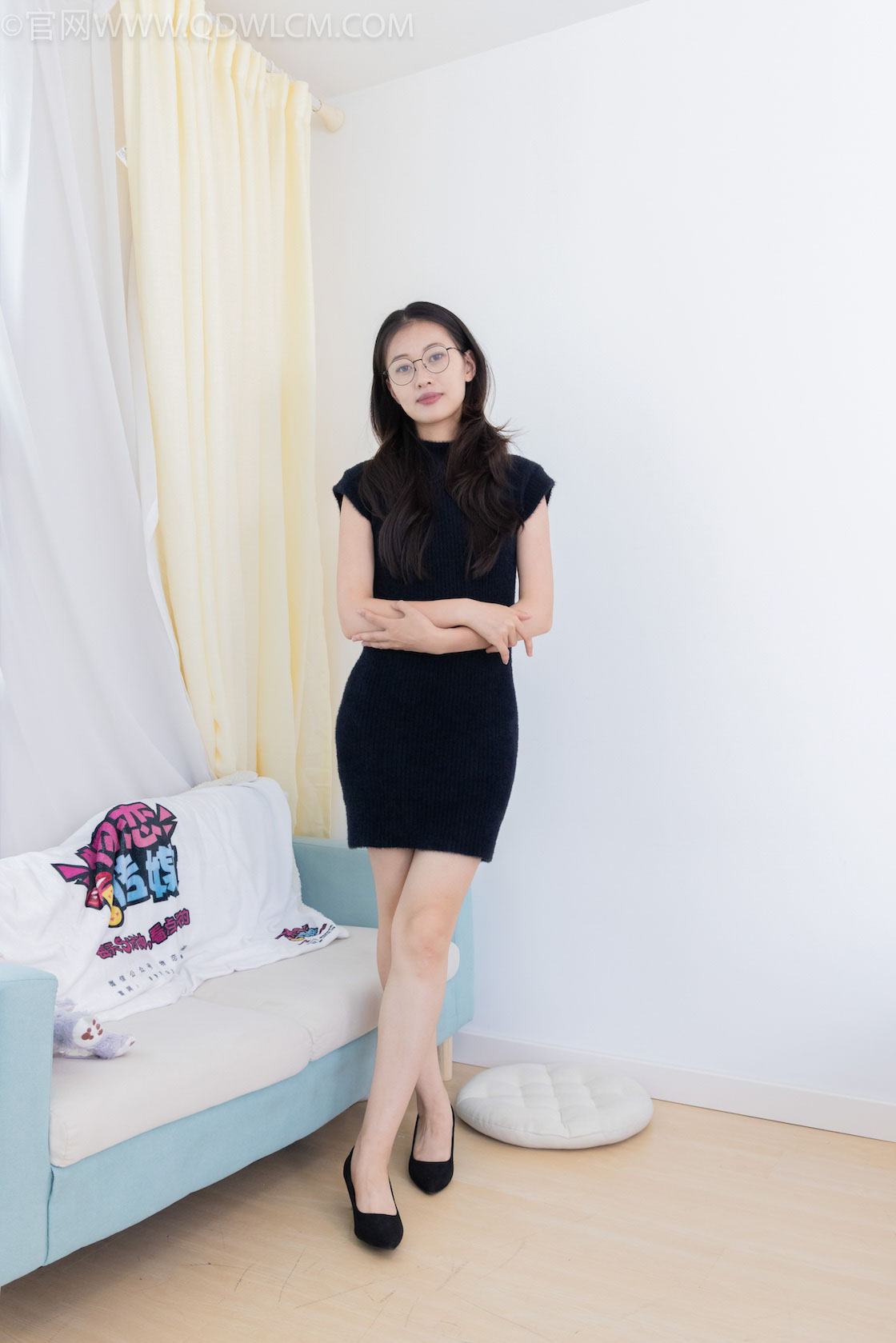 资讯|物恋传媒 &#8211; NO.2115期 《小优》 高跟鞋，厚黑丝，裸足，物恋传媒摄影作品
