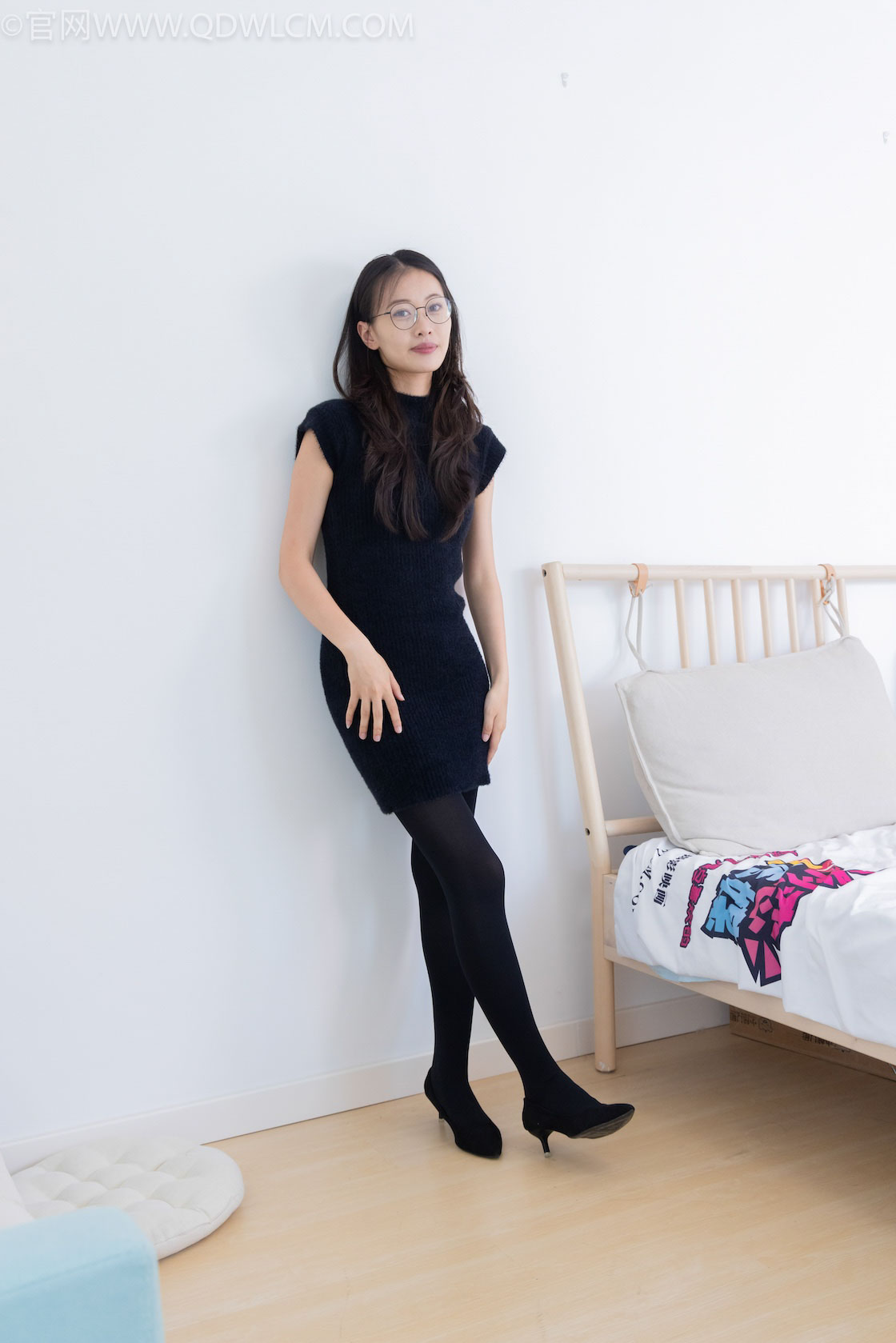 资讯|物恋传媒 &#8211; NO.2115期 《小优》 高跟鞋，厚黑丝，裸足，物恋传媒摄影作品