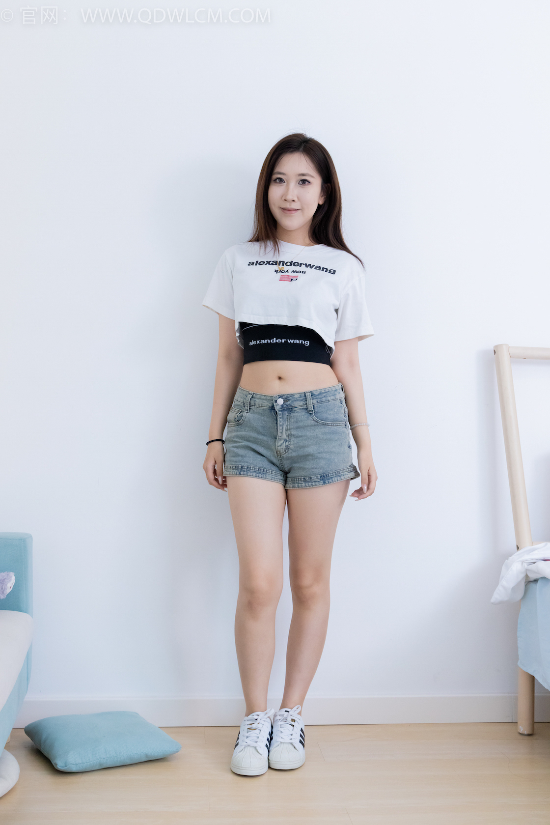 资讯|物恋传媒 &#8211; NO.2131期 《露露》 板鞋，自然穿脏白船袜[很脏]，裸足[银色美甲]