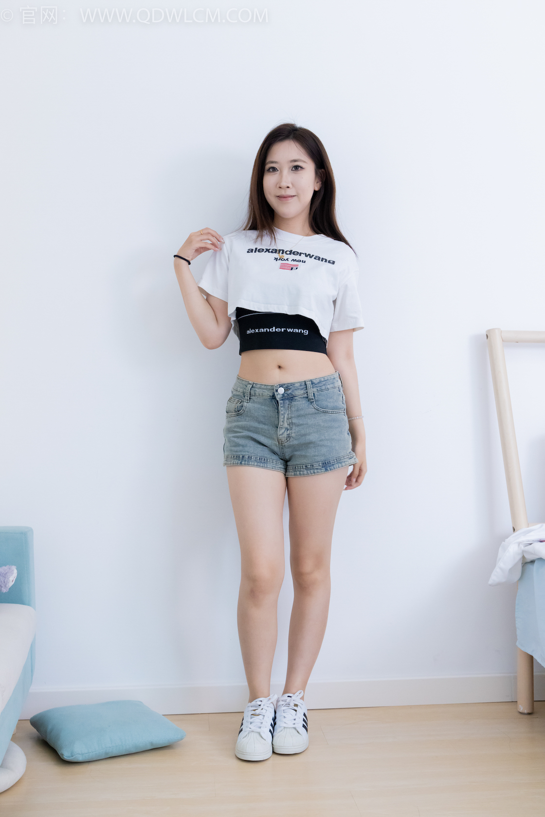 资讯|物恋传媒 &#8211; NO.2131期 《露露》 板鞋，自然穿脏白船袜[很脏]，裸足[银色美甲]