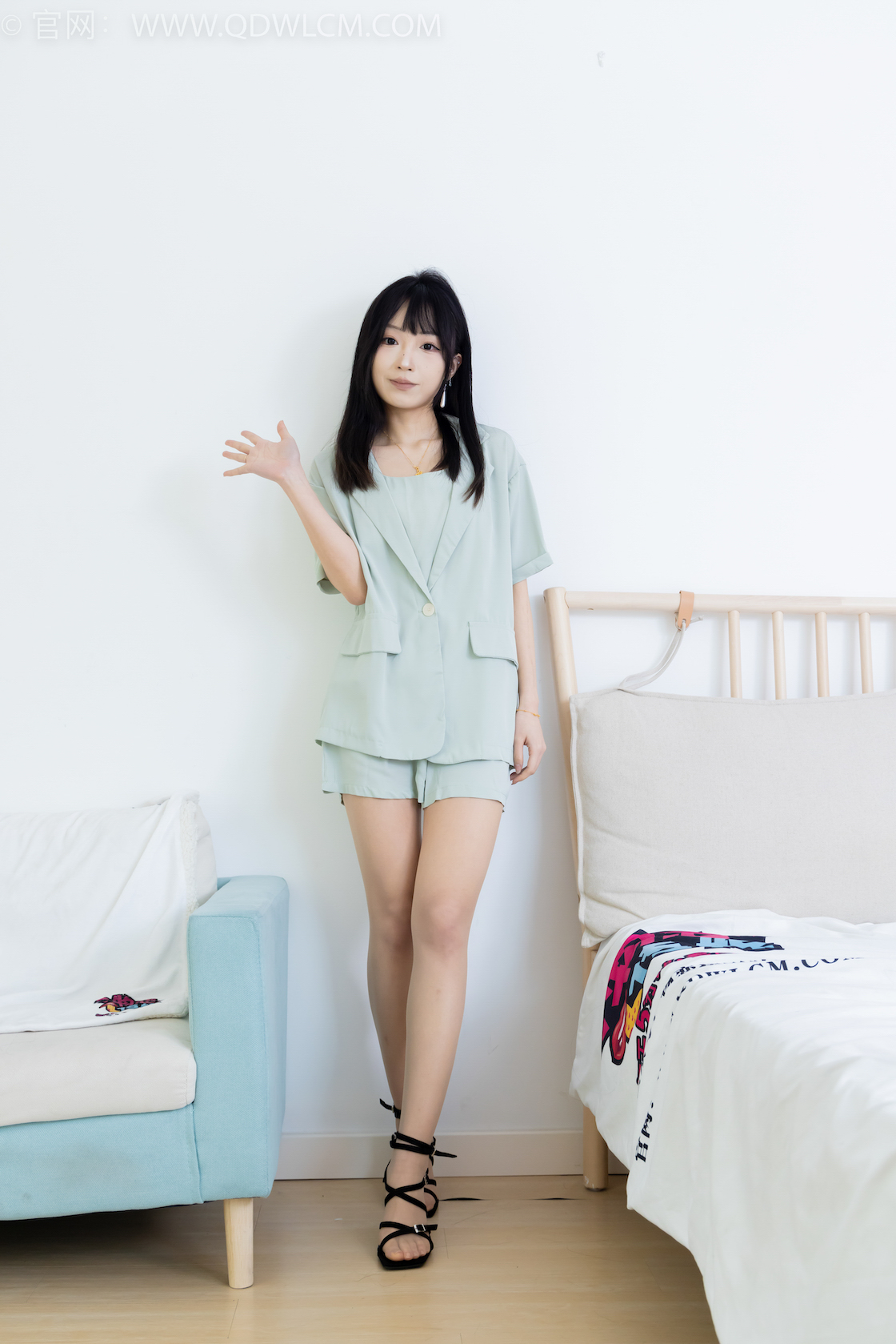 资讯|物恋传媒 &#8211; NO.2217期 《嘟嘟》 三双高跟鞋，肉丝[脚尖微加固款]，裸足，视频以超近景特写为主