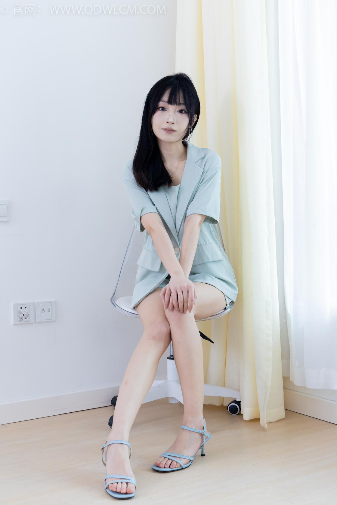 资讯|物恋传媒 &#8211; NO.2217期 《嘟嘟》 三双高跟鞋，肉丝[脚尖微加固款]，裸足，视频以超近景特写为主