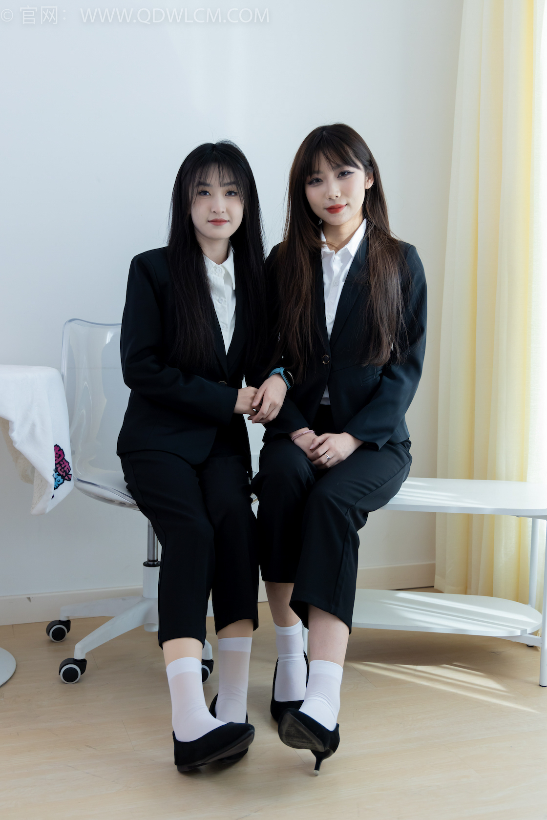 资讯|物恋传媒 &#8211; NO.2216期 《泡泡嘉木》 平底鞋，高跟鞋，短白丝，ol制服，穿鞋脚对脚剧情