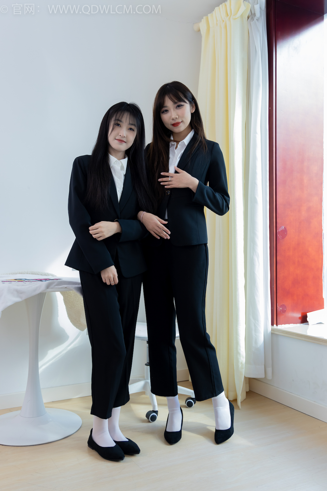 资讯|物恋传媒 &#8211; NO.2216期 《泡泡嘉木》 平底鞋，高跟鞋，短白丝，ol制服，穿鞋脚对脚剧情