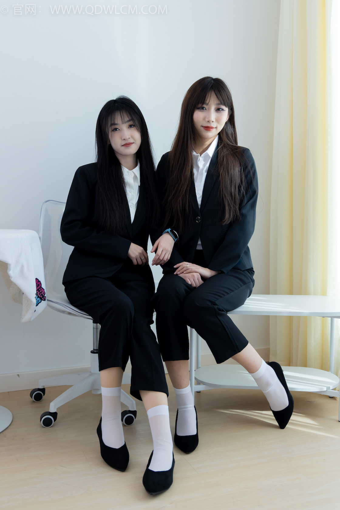 资讯|物恋传媒 &#8211; NO.2216期 《泡泡嘉木》 平底鞋，高跟鞋，短白丝，ol制服，穿鞋脚对脚剧情
