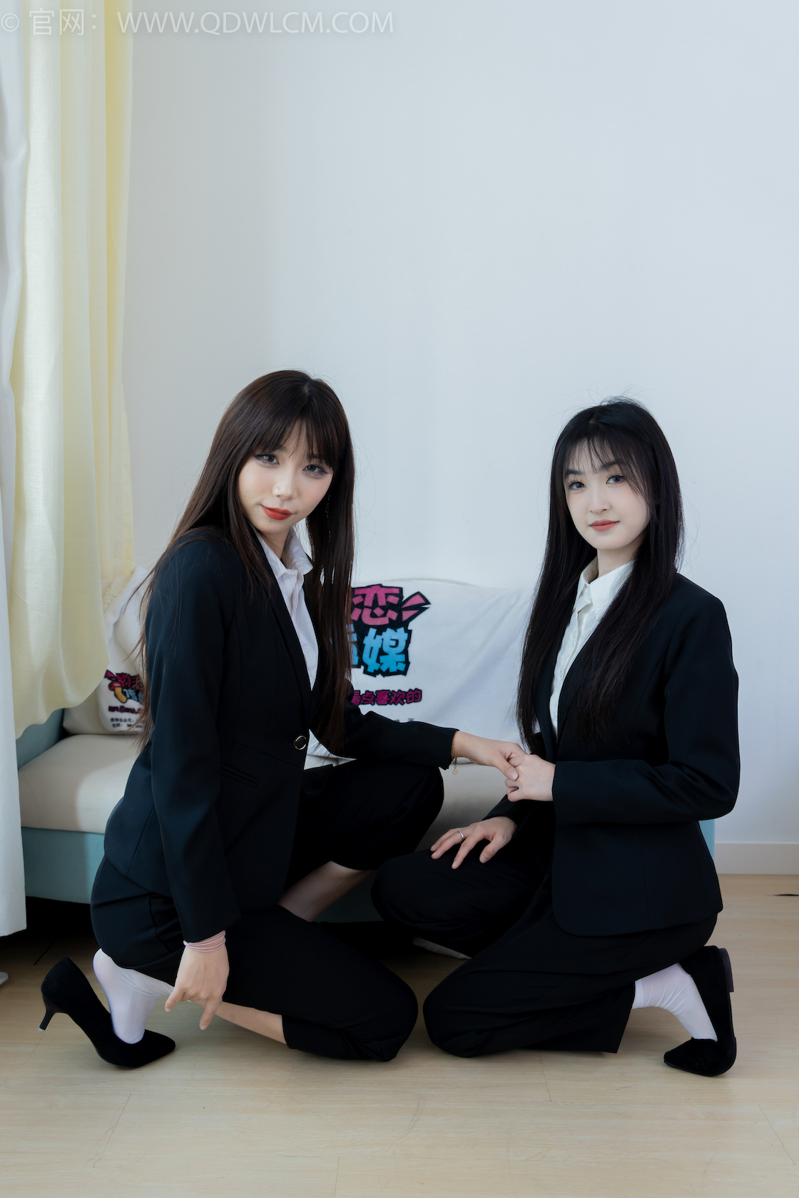 资讯|物恋传媒 &#8211; NO.2216期 《泡泡嘉木》 平底鞋，高跟鞋，短白丝，ol制服，穿鞋脚对脚剧情