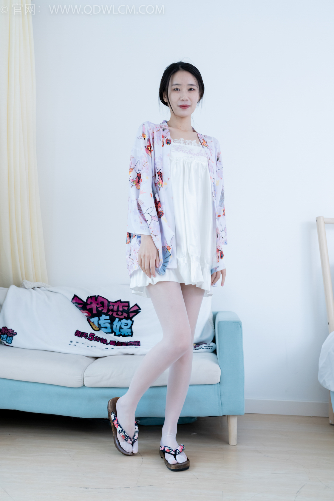 资讯|物恋传媒 &#8211; NO.2198期 《菜菜》 木屐，白丝[脚尖加固款]，裸足，裸足淋炼乳甜点摆盘剧情