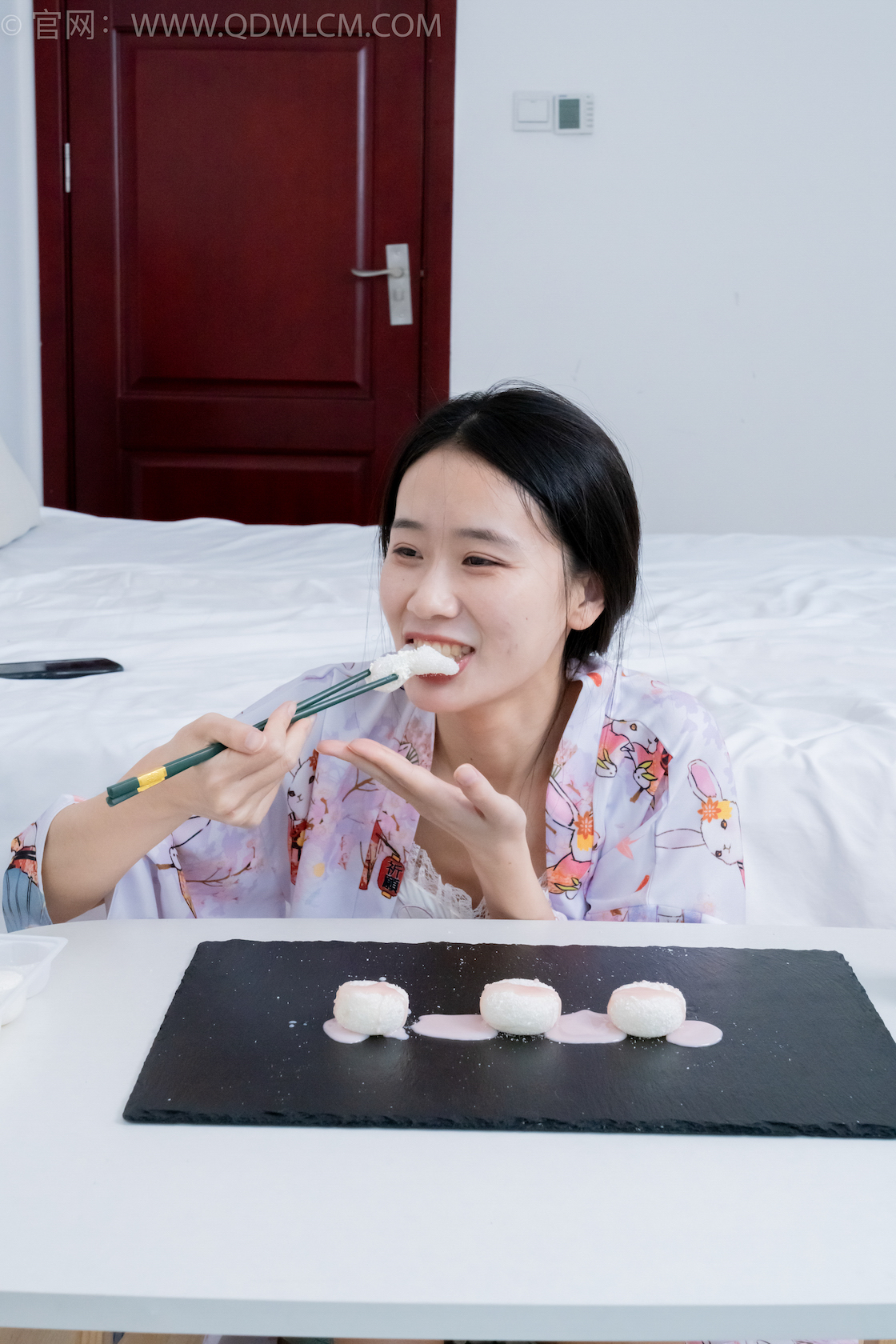 资讯|物恋传媒 &#8211; NO.2198期 《菜菜》 木屐，白丝[脚尖加固款]，裸足，裸足淋炼乳甜点摆盘剧情