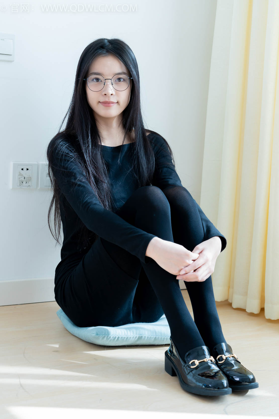 资讯|物恋传媒 &#8211; NO.2256期 《茯苓》 平底鞋，厚肉丝，厚黑丝，皮筋绑脚和挠脚心剧情，物恋传媒摄影作品