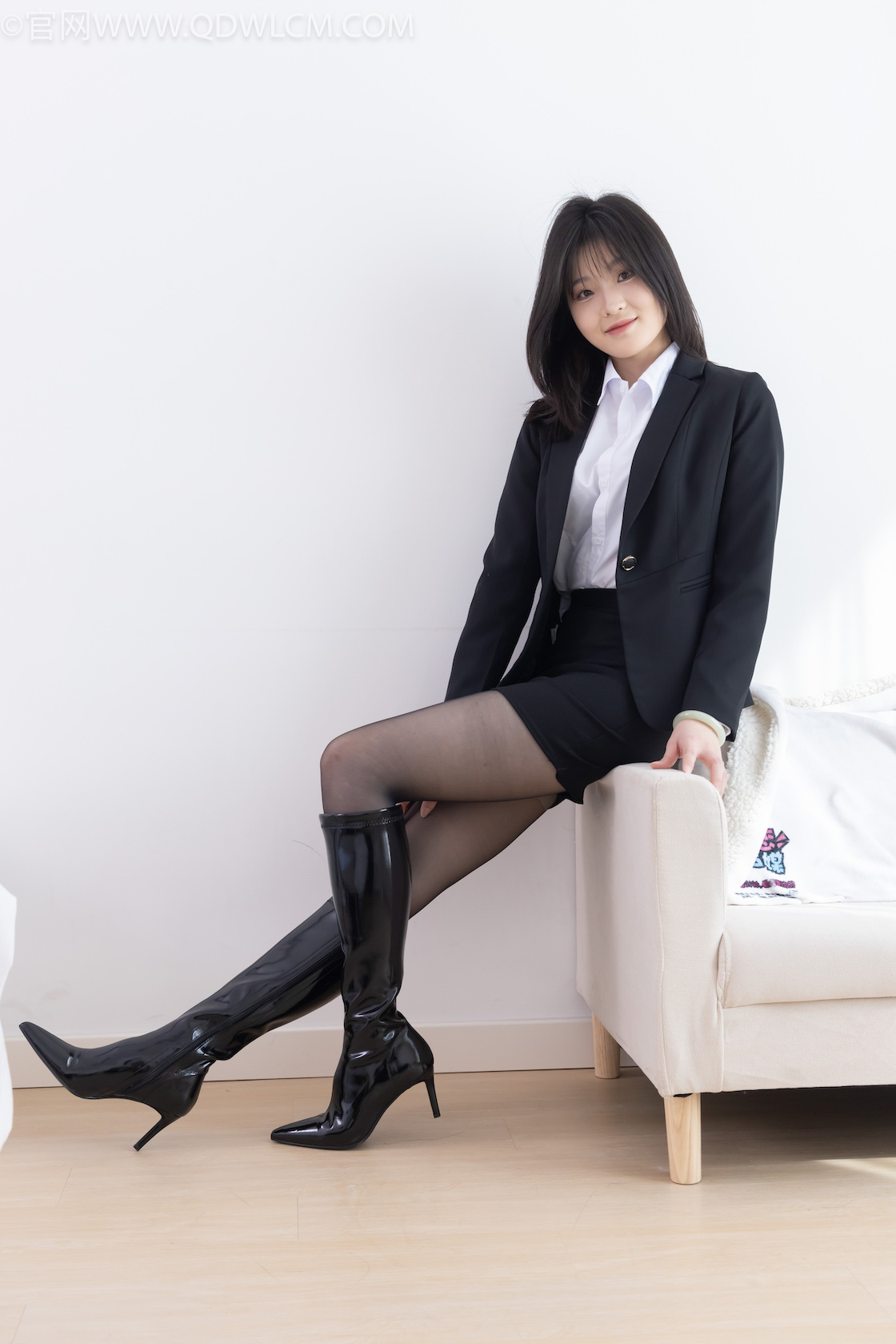 物恋传媒 - NO.2306期 《青柠》 高跟长靴，薄黑丝[脚尖加固款]，ol制服，物恋传媒，物恋摄影映画