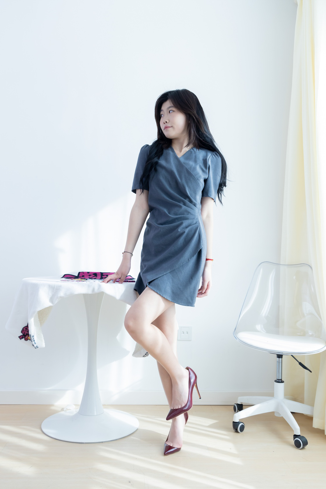 资讯|物恋传媒 &#8211; NO.2336期 《樱桃》 三双高跟鞋，薄肉丝[脚尖透明款]，裸足，视频以超近景特写为主