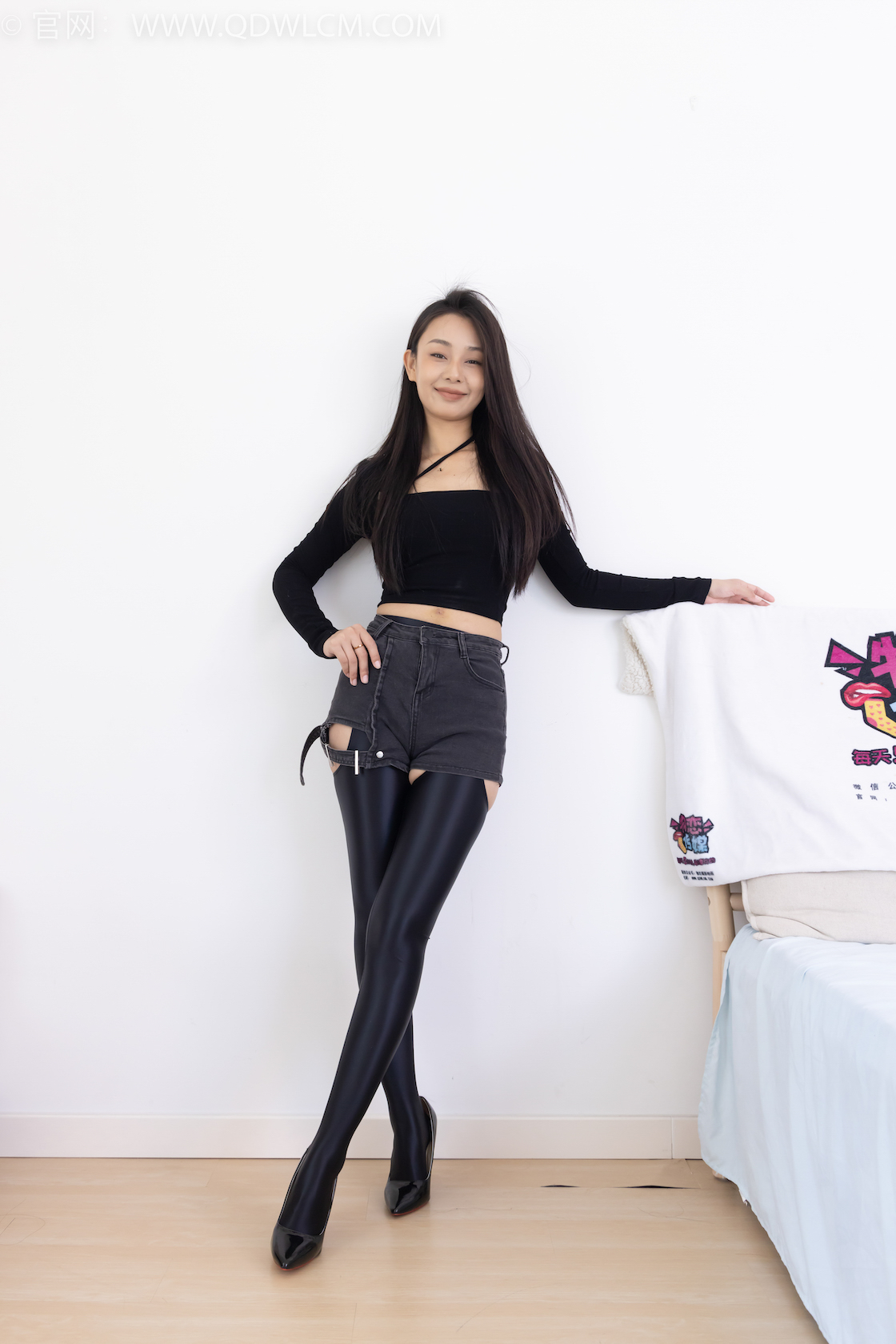 资讯|物恋传媒 &#8211; NO.2351期 《岚岚》 高跟鞋，油亮厚黑丝吊带袜，昏睡剧情