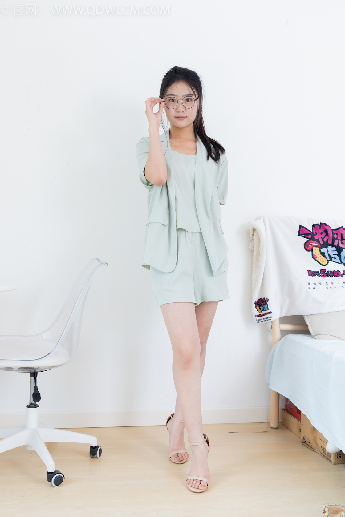 资讯|物恋传媒 &#8211; NO.2384期 《芋头》 三双高跟鞋，薄肉丝[脚尖透明款]，裸足，物恋传媒，物恋摄影映画