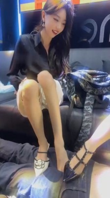 资讯|直播视频 《凉子》圈内聚会-多女王美腿踩踏《四视角版》 [48分56秒]