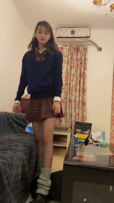 资讯|直播视频 《Da猫》素人JK主-舔鞋吃袜子/踩踏踢踹耳光《双视角版》 [48分56秒]