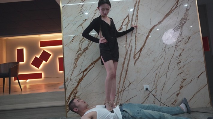 女王女主 新美素人细高跟虐踩钻眼 唯美笑脸芭蕾舞脚尖点脖子 骑脖子爬 [48分56秒]