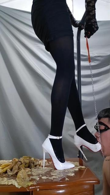 资讯|crush 雅伟S，白色高跟鞋踩烂香蕉后直接插入阿G口中，阿G不停呕出声这就是他狗命 [48分56秒]