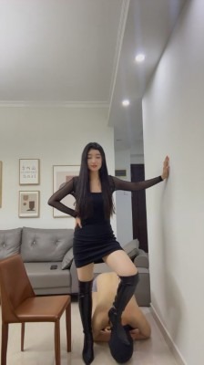 直播视频 《莫莉》高跟长靴踩踏-胯下羞辱狗爬 [48分56秒]