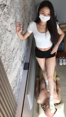 女王女主 泡芙妹妹三双运动鞋踩踏毯子 [48分56秒]