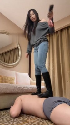 资讯|直播视频 《缈缈》长靴跳踩/香水控制/掐乳坐脸 [48分56秒]