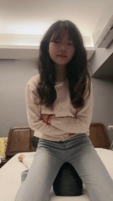 直播视频 《猴歌》腿绞牛仔裤坐脸/白袜脚踩 [32分35秒]