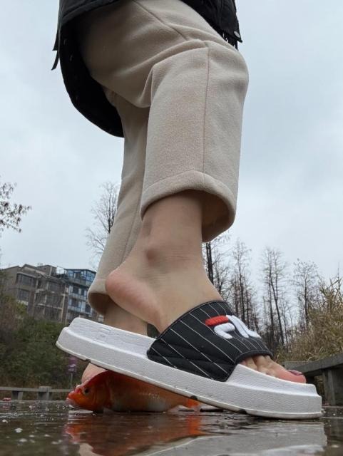 资讯|crush 南瓜汤下雨天户外拖鞋踩鱼 [10分31秒]