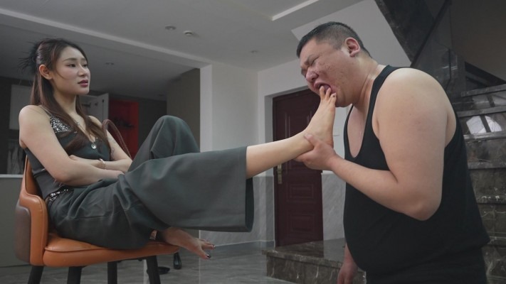 女王女主 骚尿液呼吸面具牲畜化虐待无尊严鞭打爆踹高跟狂虐，疼就快大口吸 [48分56秒]