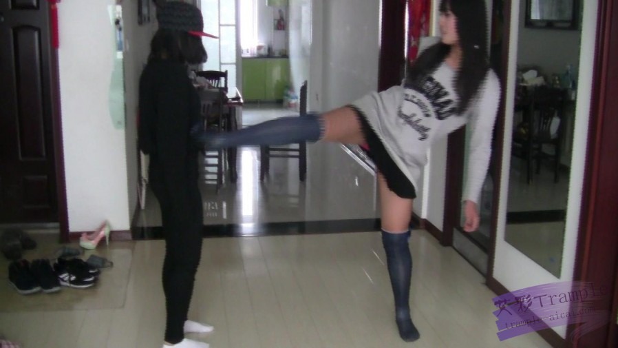 小黑屋 女女！！飞踹！膝顶！踢女奴小腹下体折磨到哭！ [9分46秒]