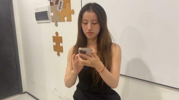 资讯|黑丝诱惑 《黑丝诱惑》素人篇：大二学生晓俞 视频定制白袜踩脖子吐血窒息 [32分35秒]