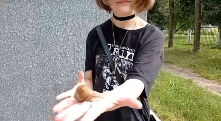 资讯|crush 欧洲萝莉户外凉鞋踩蜗牛 [37分52秒]