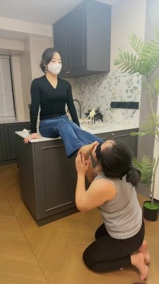 资讯|直播视频 《辣姐》母狗除臭-高跟短靴+白棉袜/臭脚窒息/喂口水抽耳光 [48分56秒]