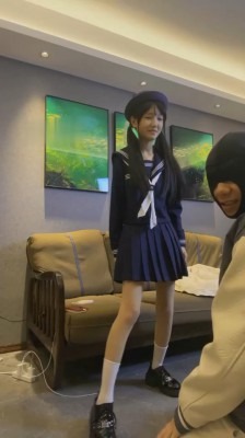 资讯|直播视频 《狗哥》可爱水手服虐-皮鞋白袜脚跳踩 [48分56秒]