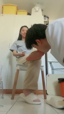 直播视频 《糯米姐姐》吮吸素人脚趾缝/舔洗脚水 [30分19秒]