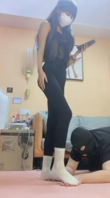 直播视频 《鹿可》健身女神S-白袜踩虐/坐脸窒息/脚趾狂舔 [32分35秒]