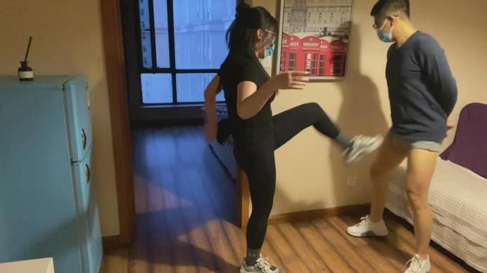 女王女主 少女真实疯狂的狠虐男生下体！ [17分26秒]