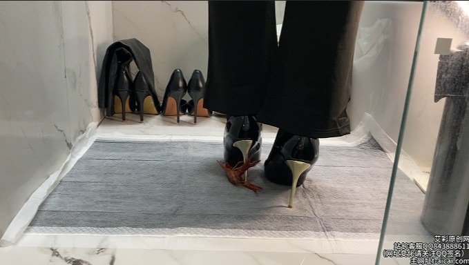 资讯|crush 《凝霜》新金属跟高跟鞋虐踩小龙虾 [13分39秒]