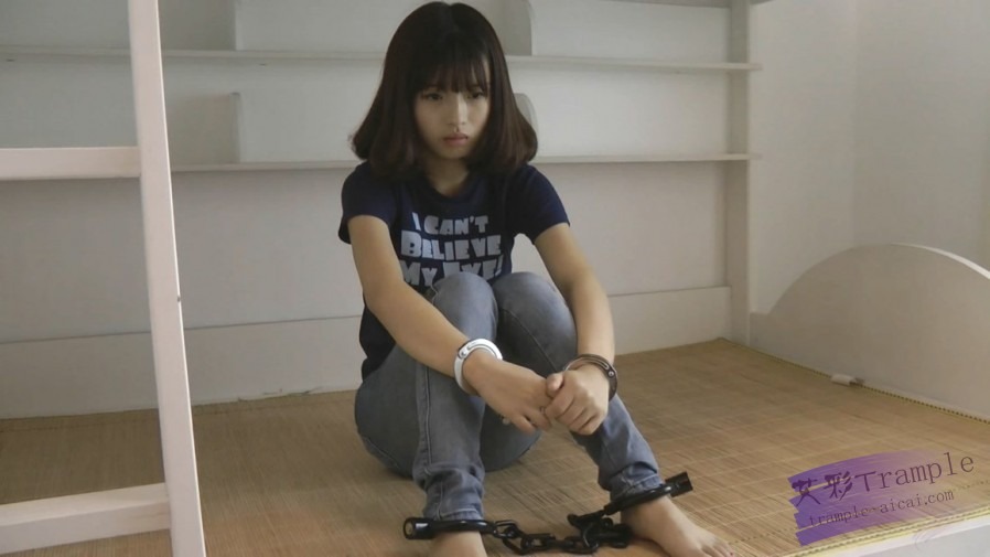 资讯|美足视频 极品超萌小萝莉在家玩诱惑被拷脚镣送监狱 [43分59秒]