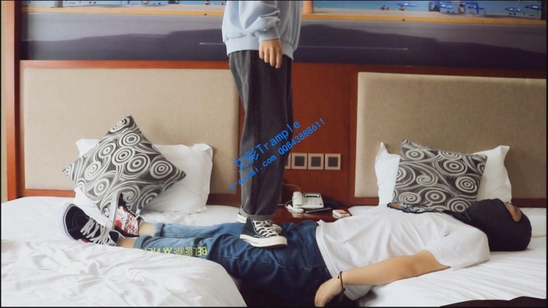 资讯|女王女主 《00后》发现哥哥喜欢我的脚（高帮匡威） [48分56秒]