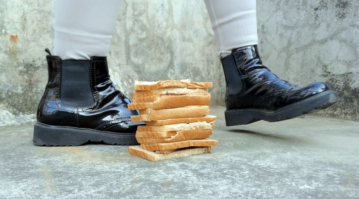 资讯|crush 《大美》新年特辑之黑色皮靴踩吐司面包 [9分43秒]