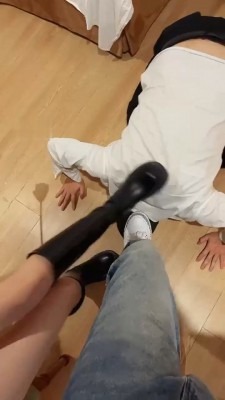 资讯|直播视频 《cici》绿帽-强迫混合圣水/轮流舔脏鞋-黑棉袜气味辱 [30分19秒]