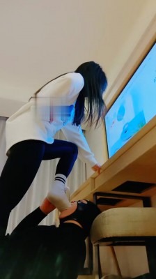 直播视频 《妮蔻》运动鞋超臭白袜除臭/圣水嘴洗袜子 [48分56秒]