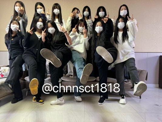 女王女主 『chnnsct1818』超臭！女学生们的群体臭脚折磨 [48分56秒]