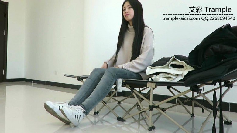 小黑屋 超漂亮老师天依女主棉袜堵嘴，裸足踩脸！ [48分56秒]