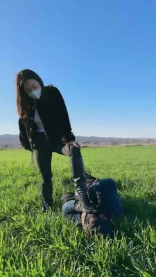直播视频 《辣姐》犬化爱好者!户外-骑马/长靴碾压踩/泥巴窒息 [48分56秒]