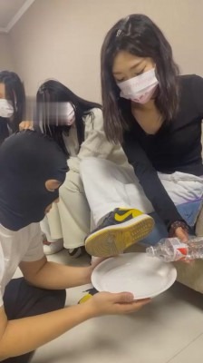 资讯|直播视频 《精神小妹》4S学生主-喝刷鞋水/全体重踩踏/吃烟灰/圣水 [48分56秒]