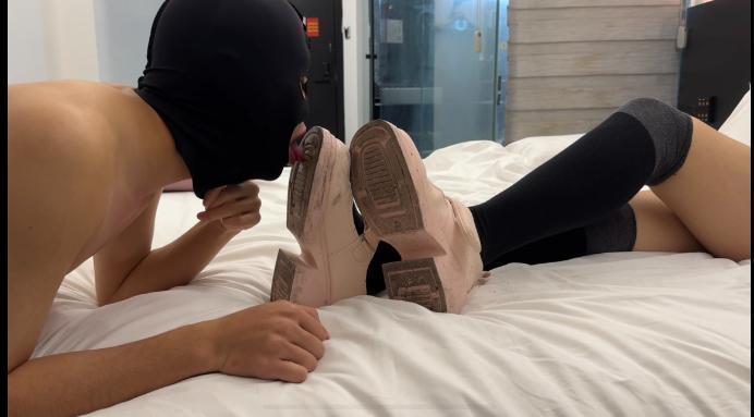 资讯|女王女主 舔大三素人小梓超脏粉鞋 [23分34秒]