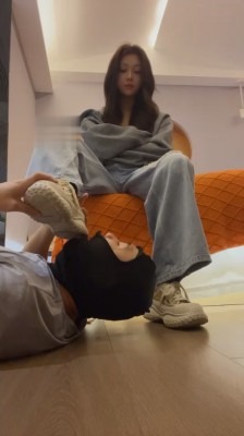 资讯|直播视频 《萱萱子》吃烟灰/闻超臭棉袜/脏鞋全体重踩踏 [48分56秒]